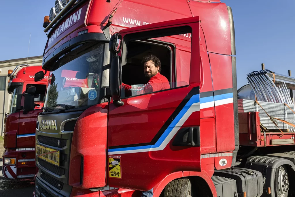 Marcarini Autotrasporti autotrasportatore sale sul camion