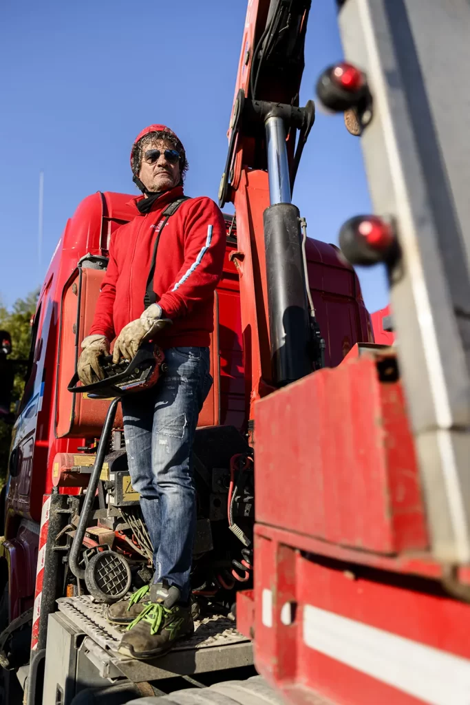 Marcarini Autotrasporti operatore muove la gru