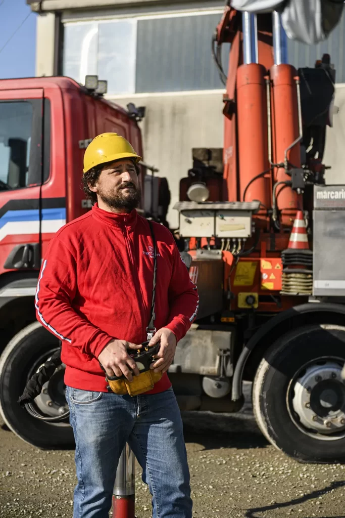 Marcarini Autotrasporti operatore comanda una gru