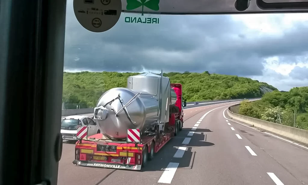 Marcarini Autotrasporti trasporto silos in autostrada