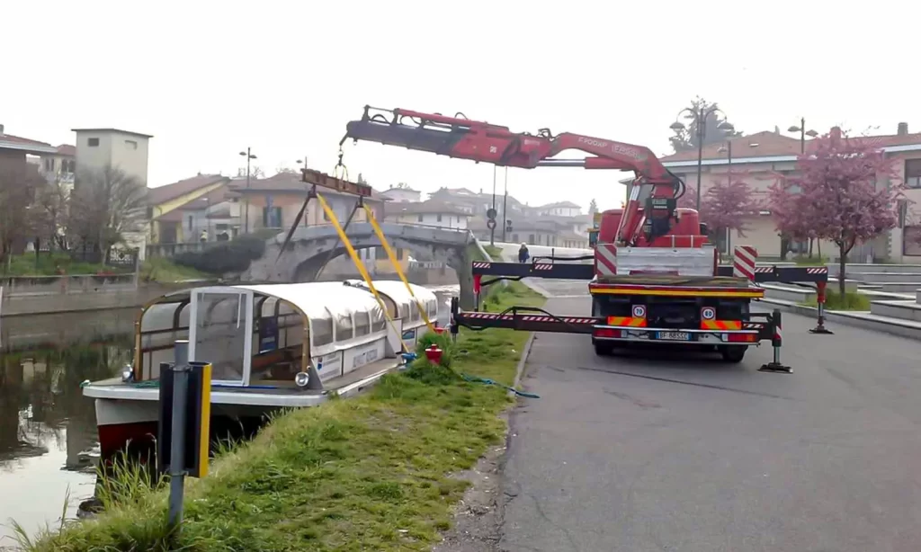 Marcarini Autotrasporti movimentazione imbarcazione con gru