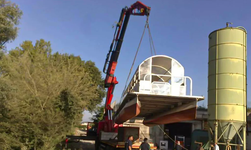 Marcarini Autotrasporti movimentazione imbarcazione con gru